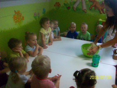 Przedszkole Żłobek Centrum Terapeutyczne | Limanowa Mordarka Przyszowa | skrzatek.eu|ZABAWY Z MASĄ SOLNĄ - ŻABKI :)