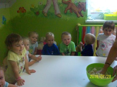 Przedszkole Żłobek Centrum Terapeutyczne | Limanowa Mordarka Przyszowa | skrzatek.eu|ZABAWY Z MASĄ SOLNĄ - ŻABKI :)