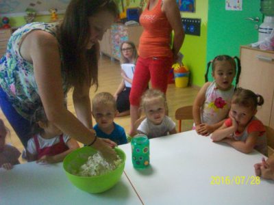 Przedszkole Żłobek Centrum Terapeutyczne | Limanowa Mordarka Przyszowa | skrzatek.eu|ZABAWY Z MASĄ SOLNĄ - ŻABKI :)