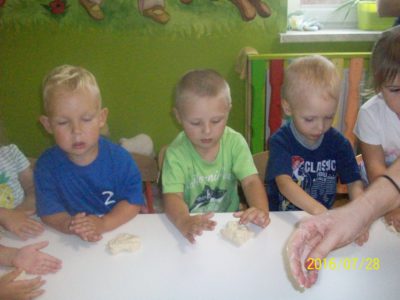 Przedszkole Żłobek Centrum Terapeutyczne | Limanowa Mordarka Przyszowa | skrzatek.eu|ZABAWY Z MASĄ SOLNĄ - ŻABKI :)