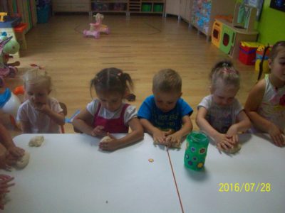 Przedszkole Żłobek Centrum Terapeutyczne | Limanowa Mordarka Przyszowa | skrzatek.eu|ZABAWY Z MASĄ SOLNĄ - ŻABKI :)