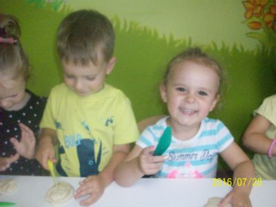 Przedszkole Żłobek Centrum Terapeutyczne | Limanowa Mordarka Przyszowa | skrzatek.eu|ZABAWY Z MASĄ SOLNĄ - ŻABKI :)
