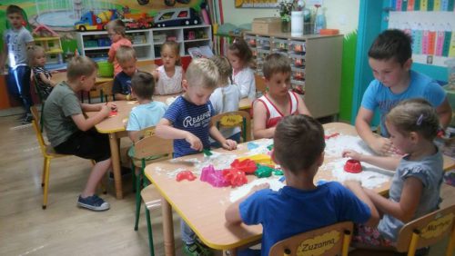 Przedszkole Żłobek Centrum Terapeutyczne | Limanowa Mordarka Przyszowa | skrzatek.eu|Zabawy masą sensoryczną - skrzatki