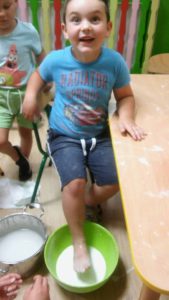 Przedszkole Żłobek Centrum Terapeutyczne | Limanowa Mordarka Przyszowa | skrzatek.eu|Zabawy masą sensoryczną - skrzatki