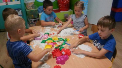 Przedszkole Żłobek Centrum Terapeutyczne | Limanowa Mordarka Przyszowa | skrzatek.eu|Zabawy masą sensoryczną - skrzatki