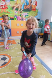 Przedszkole Żłobek Centrum Terapeutyczne | Limanowa Mordarka Przyszowa | skrzatek.eu|ZABAWY Z BALONIKIEM - SŁONECZKA :)