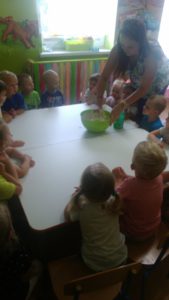 Przedszkole Żłobek Centrum Terapeutyczne | Limanowa Mordarka Przyszowa | skrzatek.eu|ZABAWY Z MASĄ SOLNĄ - ŻABKI :)