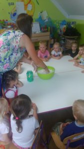 Przedszkole Żłobek Centrum Terapeutyczne | Limanowa Mordarka Przyszowa | skrzatek.eu|ZABAWY Z MASĄ SOLNĄ - ŻABKI :)