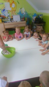 Przedszkole Żłobek Centrum Terapeutyczne | Limanowa Mordarka Przyszowa | skrzatek.eu|ZABAWY Z MASĄ SOLNĄ - ŻABKI :)