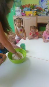 Przedszkole Żłobek Centrum Terapeutyczne | Limanowa Mordarka Przyszowa | skrzatek.eu|ZABAWY Z MASĄ SOLNĄ - ŻABKI :)