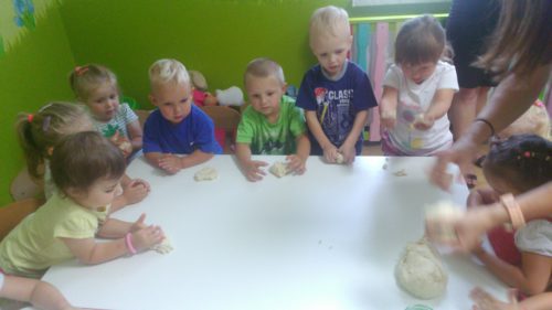 Przedszkole Żłobek Centrum Terapeutyczne | Limanowa Mordarka Przyszowa | skrzatek.eu|ZABAWY Z MASĄ SOLNĄ - ŻABKI :)