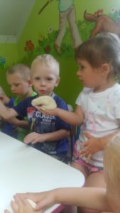 Przedszkole Żłobek Centrum Terapeutyczne | Limanowa Mordarka Przyszowa | skrzatek.eu|ZABAWY Z MASĄ SOLNĄ - ŻABKI :)