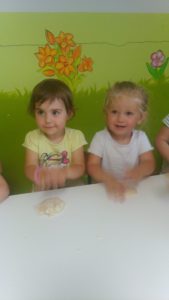Przedszkole Żłobek Centrum Terapeutyczne | Limanowa Mordarka Przyszowa | skrzatek.eu|ZABAWY Z MASĄ SOLNĄ - ŻABKI :)