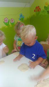 Przedszkole Żłobek Centrum Terapeutyczne | Limanowa Mordarka Przyszowa | skrzatek.eu|ZABAWY Z MASĄ SOLNĄ - ŻABKI :)