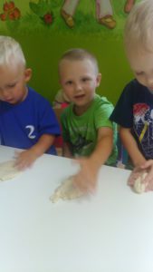 Przedszkole Żłobek Centrum Terapeutyczne | Limanowa Mordarka Przyszowa | skrzatek.eu|ZABAWY Z MASĄ SOLNĄ - ŻABKI :)