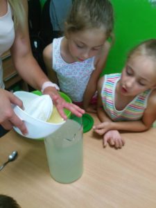 Przedszkole Żłobek Centrum Terapeutyczne | Limanowa Mordarka Przyszowa | skrzatek.eu|SKRZATKI - zajęcia kulinarne - LEMONIADA :)