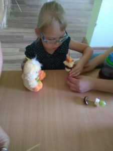Przedszkole Żłobek Centrum Terapeutyczne | Limanowa Mordarka Przyszowa | skrzatek.eu|KÓŁKO KULINARNE ŻABEK - OWOCOWE SZASZŁYKI :)