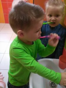 Przedszkole Żłobek Centrum Terapeutyczne | Limanowa Mordarka Przyszowa | skrzatek.eu|Żabki myją ząbki