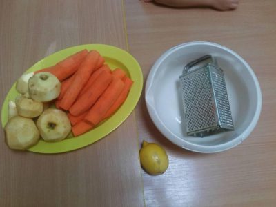 Przedszkole Żłobek Centrum Terapeutyczne | Limanowa Mordarka Przyszowa | skrzatek.eu|Zajęcia kulinarne - surówka z marchewki i jabłka - skrzatki