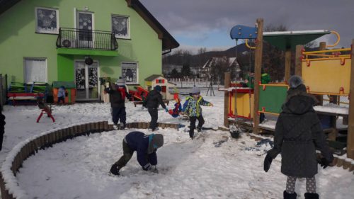 Przedszkole Żłobek Centrum Terapeutyczne | Limanowa Mordarka Przyszowa | skrzatek.eu|Zimo baw się z nami - słoneczka i skrzatki na podwórku