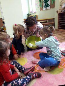 Przedszkole Żłobek Centrum Terapeutyczne | Limanowa Mordarka Przyszowa | skrzatek.eu|Sztuczny śnieg - Motylki