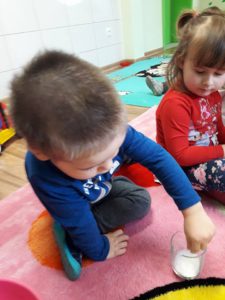 Przedszkole Żłobek Centrum Terapeutyczne | Limanowa Mordarka Przyszowa | skrzatek.eu|Sztuczny śnieg - Motylki