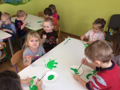 Przedszkole Żłobek Centrum Terapeutyczne | Limanowa Mordarka Przyszowa | skrzatek.eu|Żabki - praca plastyczna