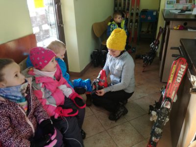 Przedszkole Żłobek Centrum Terapeutyczne | Limanowa Mordarka Przyszowa | skrzatek.eu|Przedszkolaki na nartach w Laskowej