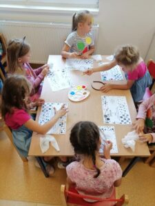 Przedszkole Żłobek Centrum Terapeutyczne | Limanowa Mordarka Przyszowa | skrzatek.eu|Dzień Kropki w grupie Misiów