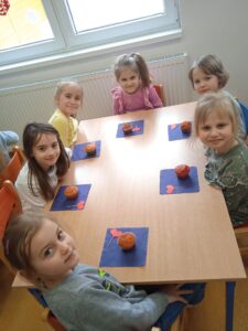 Przedszkole Żłobek Centrum Terapeutyczne | Limanowa Mordarka Przyszowa | skrzatek.eu|Walentynkowe muffiny u Misiów