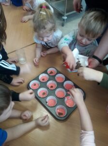 Przedszkole Żłobek Centrum Terapeutyczne | Limanowa Mordarka Przyszowa | skrzatek.eu|Walentynkowe muffiny u Biedronek