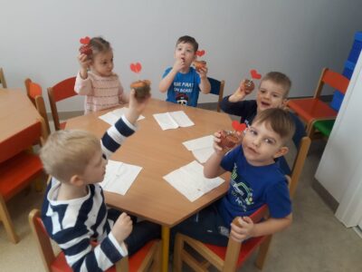 Przedszkole Żłobek Centrum Terapeutyczne | Limanowa Mordarka Przyszowa | skrzatek.eu|Walentynkowe muffiny u Biedronek