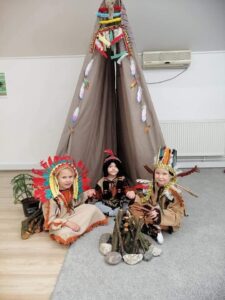 Przedszkole Żłobek Centrum Terapeutyczne | Limanowa Mordarka Przyszowa | skrzatek.eu|Innowacja „Biedronki na tropie strojów z różnych stron świata”