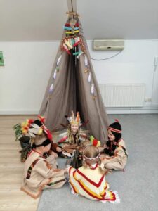 Przedszkole Żłobek Centrum Terapeutyczne | Limanowa Mordarka Przyszowa | skrzatek.eu|Innowacja „Biedronki na tropie strojów z różnych stron świata”