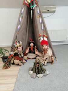 Przedszkole Żłobek Centrum Terapeutyczne | Limanowa Mordarka Przyszowa | skrzatek.eu|Innowacja „Biedronki na tropie strojów z różnych stron świata”