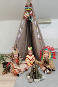 Przedszkole Żłobek Centrum Terapeutyczne | Limanowa Mordarka Przyszowa | skrzatek.eu|Innowacja „Biedronki na tropie strojów z różnych stron świata”