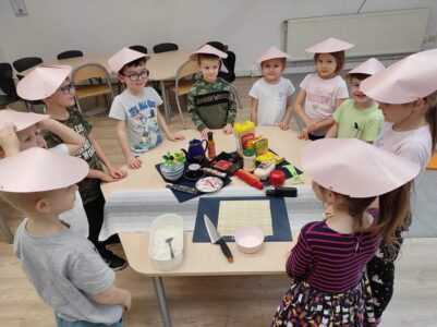 Przedszkole Żłobek Centrum Terapeutyczne | Limanowa Mordarka Przyszowa | skrzatek.eu|Innowacja pedagogiczna  „Biedronki na tropie tradycyjnych strojów z całego świata”
