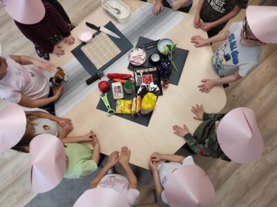 Przedszkole Żłobek Centrum Terapeutyczne | Limanowa Mordarka Przyszowa | skrzatek.eu|Innowacja pedagogiczna  „Biedronki na tropie tradycyjnych strojów z całego świata”