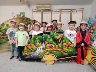 Przedszkole Żłobek Centrum Terapeutyczne | Limanowa Mordarka Przyszowa | skrzatek.eu|Innowacja pedagogiczna  „Biedronki na tropie tradycyjnych strojów z całego świata”