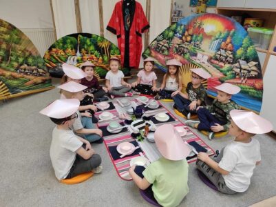 Przedszkole Żłobek Centrum Terapeutyczne | Limanowa Mordarka Przyszowa | skrzatek.eu|Innowacja pedagogiczna  „Biedronki na tropie tradycyjnych strojów z całego świata”