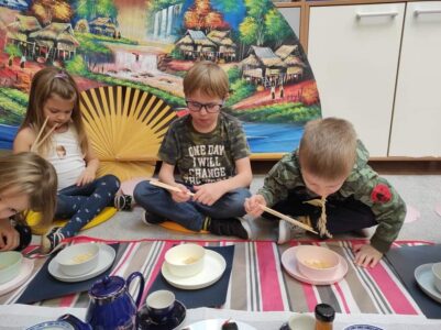 Przedszkole Żłobek Centrum Terapeutyczne | Limanowa Mordarka Przyszowa | skrzatek.eu|Innowacja pedagogiczna  „Biedronki na tropie tradycyjnych strojów z całego świata”