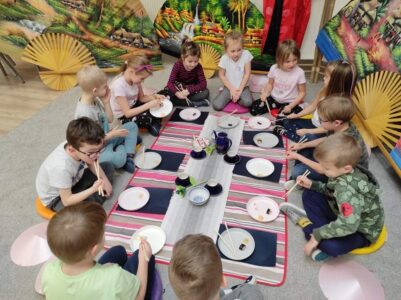 Przedszkole Żłobek Centrum Terapeutyczne | Limanowa Mordarka Przyszowa | skrzatek.eu|Innowacja pedagogiczna  „Biedronki na tropie tradycyjnych strojów z całego świata”