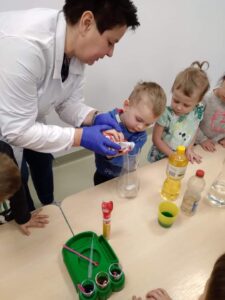 Przedszkole Żłobek Centrum Terapeutyczne | Limanowa Mordarka Przyszowa | skrzatek.eu|Kółko badawczo – eksperymentalne „Mali odkrywcy”