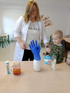 Przedszkole Żłobek Centrum Terapeutyczne | Limanowa Mordarka Przyszowa | skrzatek.eu|Kółko badawczo – eksperymentalne „Mali odkrywcy”