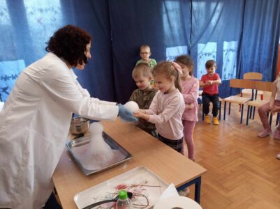 Przedszkole Żłobek Centrum Terapeutyczne | Limanowa Mordarka Przyszowa | skrzatek.eu|Eksperymenty z udziałem sztucznego lodu