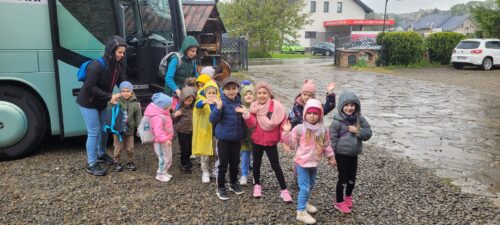 Przedszkole Żłobek Centrum Terapeutyczne | Limanowa Mordarka Przyszowa | skrzatek.eu|Dziś nasze przedszkolaki wybrały się ze swoimi wspaniałymi ciociami na wyjątkową wycieczkę do Grybowa – gdzie odwiedziliśmy zamek „Stara Baśń”