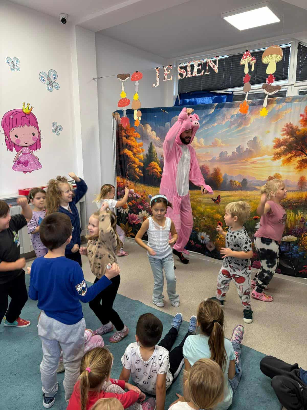 ,Krówki z Mlecznej Doliny” – spektaklt wystawiany przez Krakowski Teatr z Uśmiechem, który zagościł dzisiaj w naszym przedszkolu 🥰