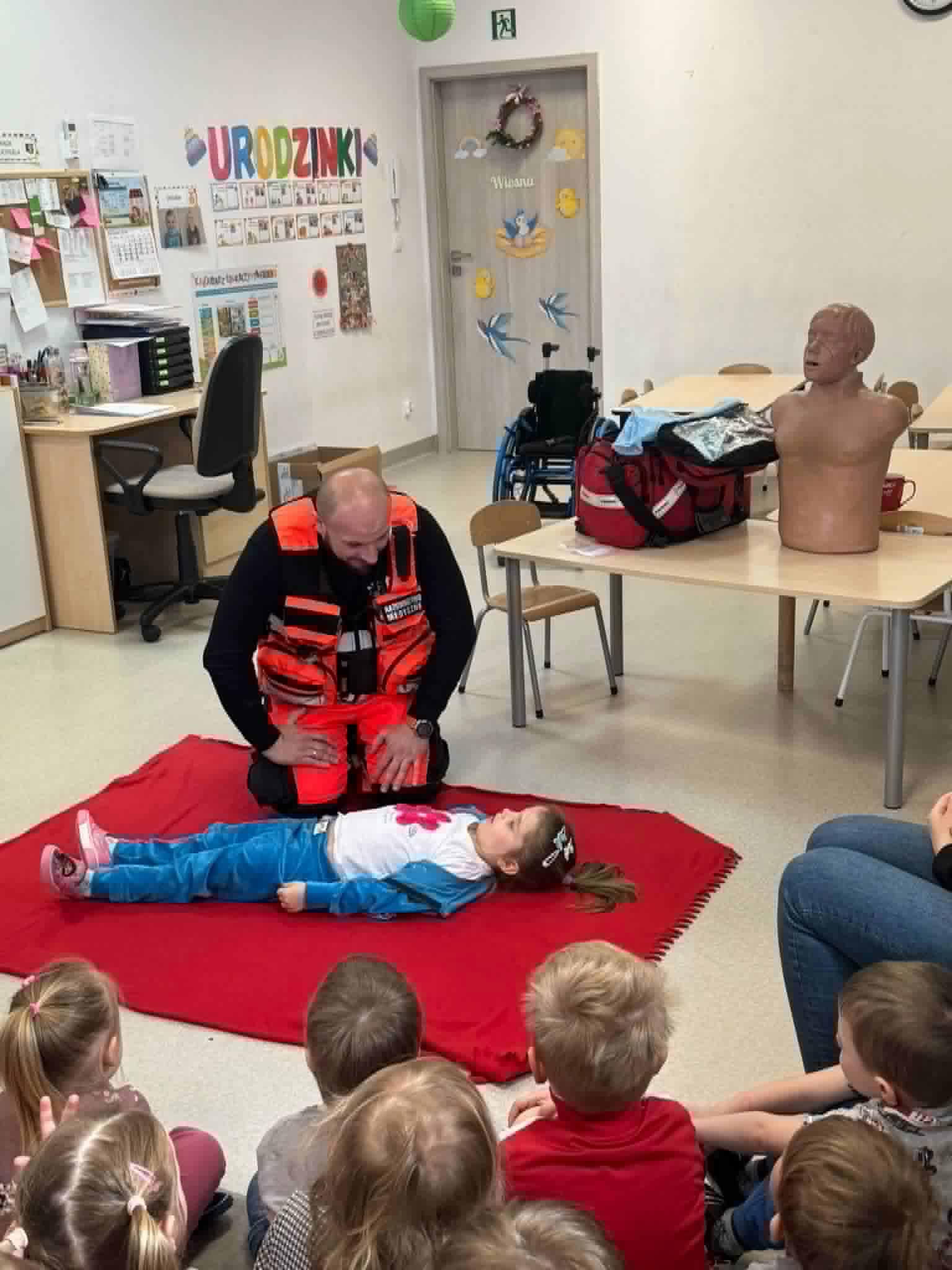Spotkanie z ratownikiem medycznym w naszym przedszkolu! 🚨🚑🩸